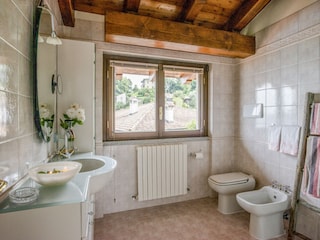 Eins von drei Badezimmern