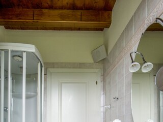 Eins von drei Badezimmern