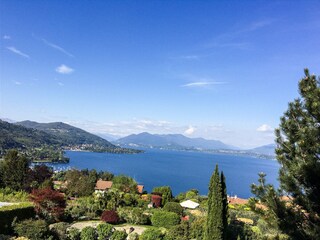 Traumhafte Sicht auf die Orte Mèina und Solcio, die Berge und den See