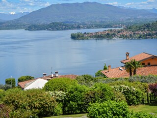 Traumhafte Sicht auf die Orte Mèina und Solcio, die Berge und den See