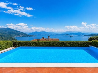 Ca. 9 × 5 × 1,5 m großer Infinity-Pool