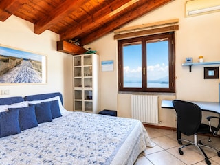 Eins von vier Schlafzimmern mit Doppelbett