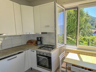 Gut ausgestattete offene Küche