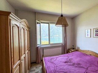 Eins von zwei Schlafzimmern