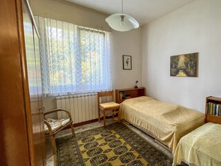 Eins von zwei Schlafzimmern