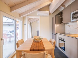 Separate, gut ausgestatte moderne Wohnküche