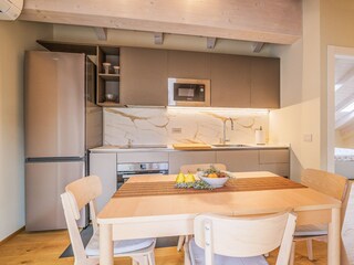 Separate, gut ausgestatte moderne Wohnküche