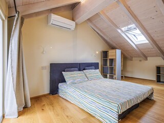 Eins von zwei Schlafzimmern mit Doppelbett