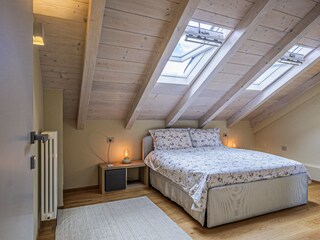 Eins von zwei Schlafzimmern mit Doppelbett