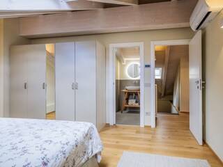 Eins von zwei Schlafzimmern mit Doppelbett