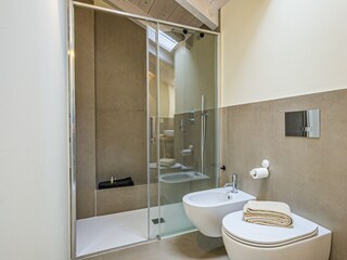 Eins von zwei Badezimmern