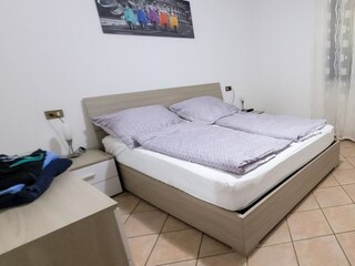 Schlafzimmer mit Doppelbett (durchgehende Matratze: ca. 1,60 m x 2,00 m) und schöner Sicht auf di...