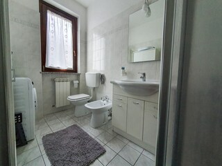 Freundliches Badezimmer mit Dusche, Bidet und Fenster