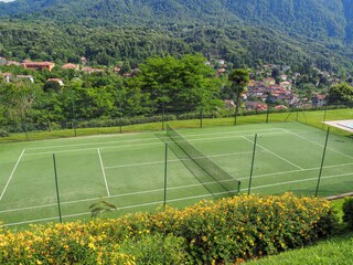 Kostenloser Allwetter-Kunstrasen-Tennisplatz, der das ganze Jahr über bespielbar ist