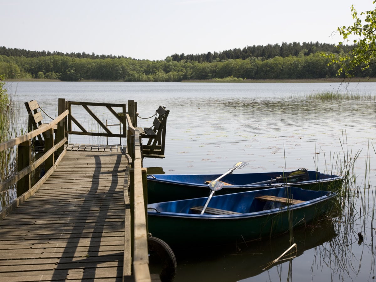 Eigener Bootsteg mit Ruderbooten