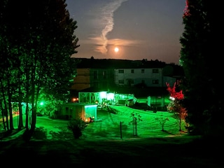 Außenanlage 2025 bei Nacht