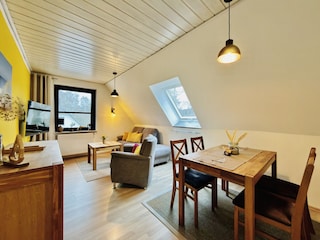 gemütliches Wohnzimmer mit Essbereich