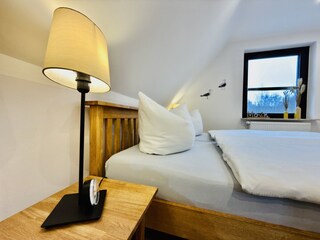 Schlafzimmer mit Fenster und Insektenschutz