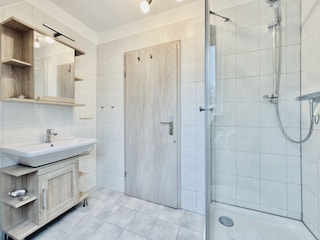 Bad mit Dusche und bodennahem Einstieg