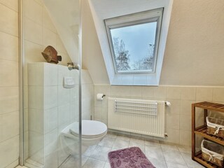 Tageslichtbad mit Fenster sowie Dusche und WC