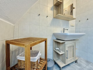 Tageslichtbad mit Waschbecken und Spiegelschrank