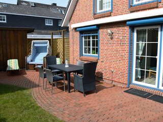 Garten mit Strandkorb und Sitzmöglichkeiten