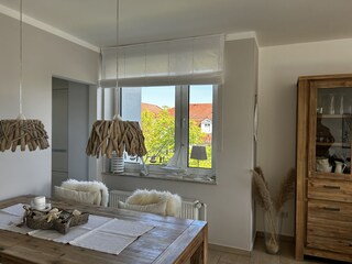Der sonnige Essbereich mit ausziehbarem Tisch