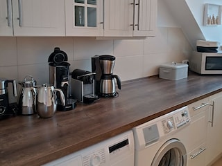 Waschmaschine und Trockner in der Küche integriert