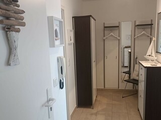 Der großzügige Flur mit Schuhschrank, Kommode etc.