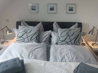 Preisgekröntes Boxspringbett, schöne Bettwäsche