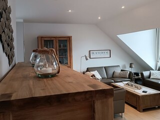 Ein Blick in das großzügige, helle Wohnzimmer