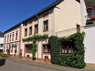 Von der Straßenseite aus