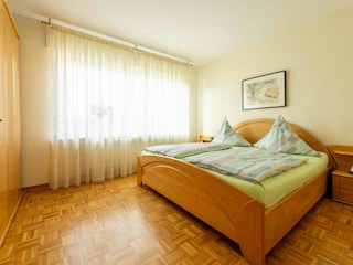 Bett 200 x 200 cm ,Kleiderschrank, Nachtischen, Kommode