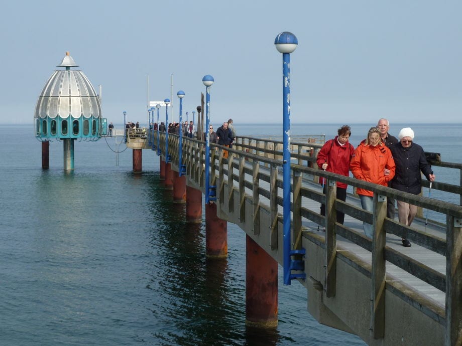 eine attraktion ist die tauchgondel v zingst