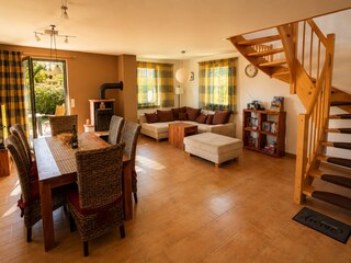 Wohnzimmer mit Treppe