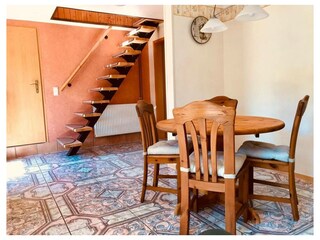 Essecke und Treppe in die obere Etage