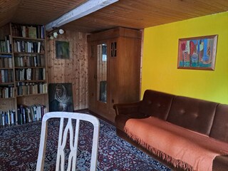 Dachzimmer mit Bibliothek und Schlafsofa