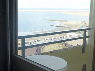 Blick durch das Seitenfenster auf den Strand