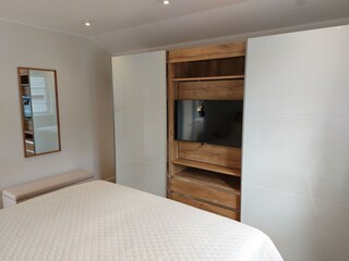 Schlafzimmer mit 40 Zoll TV