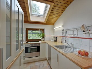 Küche mit Elektroherd Spülmaschine