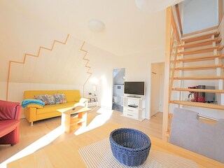 Wohnzimmer mit Aufgang zum Schlafzimmer