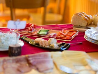 Frühstücksbuffet Schinken Käse Aufstriche Gemüse