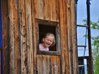 Strahlende Kinder am hauseigenen Spielplatz