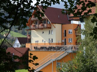 Hausansicht mit Blick zur Terrasse