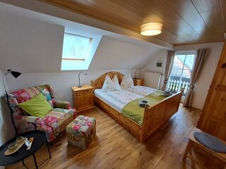 Schlafzimmer mit Doppelbett, 2. Stock