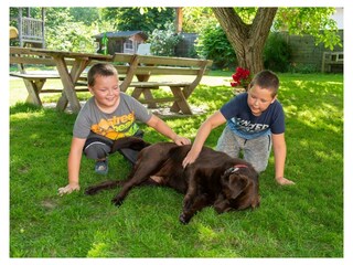 Naturparkbhf Pöltl_Kinder mit Hund_Oststeiermark