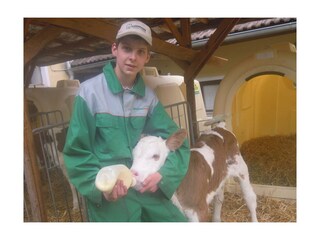 Christian beim Kälberfüttern