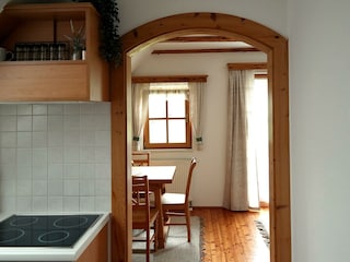 Appartement Rosegg - Küche mit Blick in die Stube