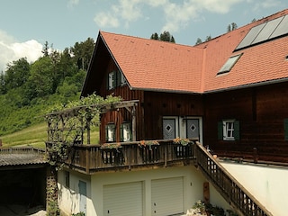 "Altes Bauernhaus" - Eingangsbereich und Weinlaube