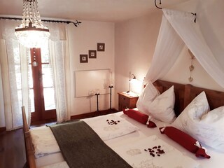 Schlafzimmer mit Zugang zur Terrasse